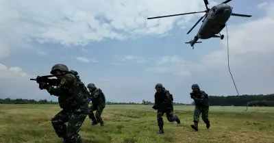 Xem lính đặc công không quân tác chiến đổ bộ đường không chiếm lĩnh trận địa