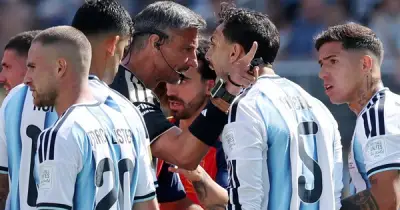 Yamal mỉa mai Paredes vụ ẩu đả, Hamann kêu gọi FIFA cấm một năm