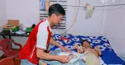 12 năm chăm em liệt tứ chi: Mong đủ tiền mua băng gạc