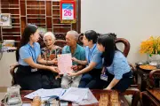 16 năm chờ sổ đỏ, cụ bà 90 tuổi bật khóc khi được trao tại nhà