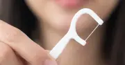 3 sai lầm phổ biến khi dùng chỉ nha khoa gây hại nướu