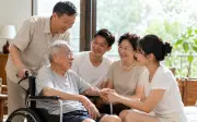 30 năm chăm sóc anh tật nguyền, bố chồng nhận lại món quà cuối đời