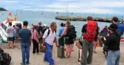 300 du khách mắc kẹt ở Cù Lao Chàm được đưa vào bờ an toàn