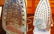 6 cách làm sạch bàn ủi bị cháy dính keo nhựa trong 5 phút