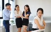 6 dấu hiệu nhận biết đồng nghiệp tiểu nhân nơi công sở