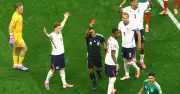 Anh thắng Mexico 3-2: Quansah thẻ đỏ, xô xát dữ dội bên ngoài sân