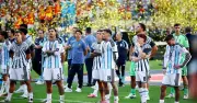 Argentina bị chỉ trích thiếu fair-play khi quay lưng lúc Tây Ban Nha nâng cúp vô địch World Cup 2026