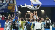 Argentina ngược dòng khó tin trước Ai Cập, Messi rơi nước mắt