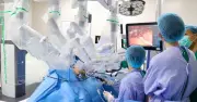 Đau lưng đi khám phát hiện ung thư thận, phẫu thuật robot cứu bệnh nhân