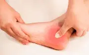 Đau nhức chân khi đi bộ: Dấu hiệu hẹp ống sống thắt lưng