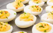 Bé 5 tuổi nhập viện vì ăn trứng chần nước sôi do bà nội chuẩn bị