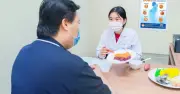 Bỏ bữa sáng, ăn bữa đêm, mê nước ngọt: Người trẻ tích bệnh từ tuổi 30
