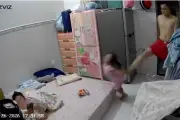 Bé gái 3 tuổi bị người tình của mẹ đạp văng lên giường ở TPHCM