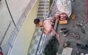 Bé gái 3 tuổi sống sót thần kỳ sau cú ngã từ tầng 2 cửa hàng quần áo