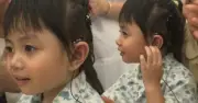 Bé gái 4 tuổi điếc bẩm sinh lần đầu nghe tiếng mẹ sau ca cấy ốc tai