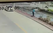 Bé gái bị người nhà ném xuống sông ở Quảng Đông được cứu kịp thời