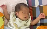 Bé gái sơ sinh 11 ngày tuổi bị bỏ rơi bên đường cùng lá thư xin nuôi giúp tại Nghệ An