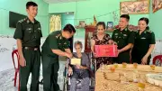 Bộ đội Biên phòng Đắk Lắk thăm Mẹ Việt Nam Anh hùng Nguyễn Thị Xuân