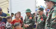 Bộ đội Việt Nam tặng quà nghĩa tình cho người dân Venezuela sau động đất