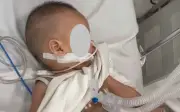 Bé nguy kịch vì kẹt cổ vào thanh chắn giường, bác sĩ cảnh báo