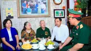 Bí thư Thành ủy Hà Nội thăm tặng quà thương binh tại Hoàn Kiếm