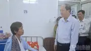 Bí thư Tỉnh ủy Cà Mau thăm hỏi người dân bị thương do mưa dông