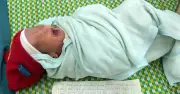 Bé trai 1 ngày tuổi bị bỏ rơi kèm lời nhắn xót xa
