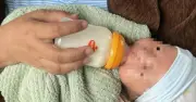 Bé trai 1 tháng tuổi bị bỏ rơi ở Quảng Trị, chính quyền tìm thân nhân