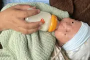 Bé trai 1 tháng tuổi bị bỏ rơi trong giỏ nhựa bên đường ở Quảng Trị