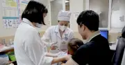 Bé trai 6 tuổi bị anh vô tình đánh bật nắp hộp sữa vào sát nền