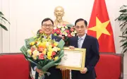 Bộ trưởng Lê Hoài Trung trao Kỷ niệm chương cho Đại sứ Hàn Quốc