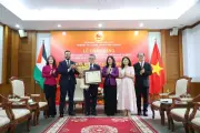 Bộ trưởng Lâm Thị Phương Thanh trao Kỷ niệm chương cho Đại sứ Palestine