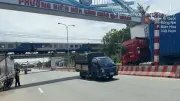 Ba vụ xe tải tông sập khung bảo vệ cầu đường sắt Hóa An trong một ngày