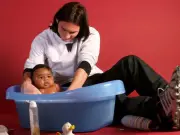 Bức ảnh Messi tắm cho Yamal gây sốt mạng xã hội