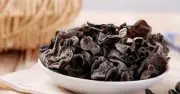Bác sĩ cảnh báo ngâm mộc nhĩ quá lâu sinh độc tố axit bongkrek nguy hiểm