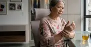 Bác sĩ giải đáp: Uống lá lốt trị đau khớp, đầy bụng có hiệu quả không?