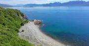 Bãi biển không cát dưới chân đèo Lương Sơn Nha Trang thu hút du khách