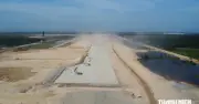 Bụi mịn từ công trường sân bay Quảng Trị khiến người dân khó thở