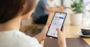 Biểu tượng chiếc cặp trên Android báo hiệu Work Profile