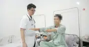 Bóng đập vào cổ nam thanh niên đột quỵ nguy kịch