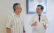 Bệnh nhân Úc sang Việt Nam phẫu thuật robot cắt ung thư tuyến tiền liệt