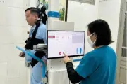 Bệnh viện Bạch Mai tiên phong ứng dụng robot phục hồi dáng đi cho bệnh nhân