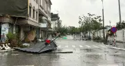 Bão số 1 Maysak quật đổ cây xanh, tốc mái tôn ở Móng Cái