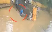 Bảo vệ 28 tuổi tử vong do điện giật khi đi qua đường ngập nước ở Ấn Độ