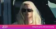 Britney Spears lại gây lo ngại khi đứng qua cửa sổ trời trên cao tốc