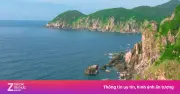 Bất chấp biển cảnh báo, du khách trèo mỏm đá cheo leo ở Mũi Điện chụp ảnh