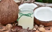 Bất ngờ với 6 lợi ích của việc thoa dầu dừa lên mặt mỗi ngày