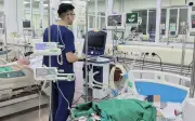 Cụ bà 69 tuổi sốt xuất huyết nguy kịch, phải lọc máu xuyên đêm
