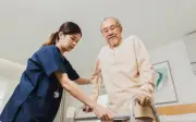 Cụ ông 70 tuổi ngã gãy chân, cay đắng nhận ra: Có tiền tiết kiệm còn hơn trông chờ con cái