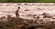 Cả nhà bị lũ cuốn: Chồng thất thần bên thi thể vợ và con gái còn mất tích